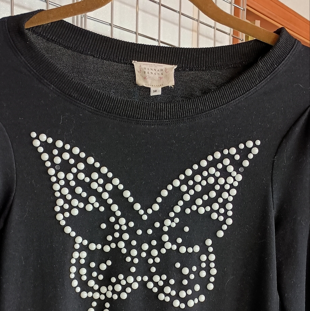 Hannah Black and White Sweatshirt with Modern Design